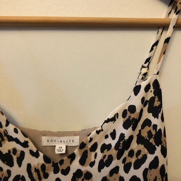 Socialite Leopard Print Scalloped V neck Tank - Picture 6 of 6